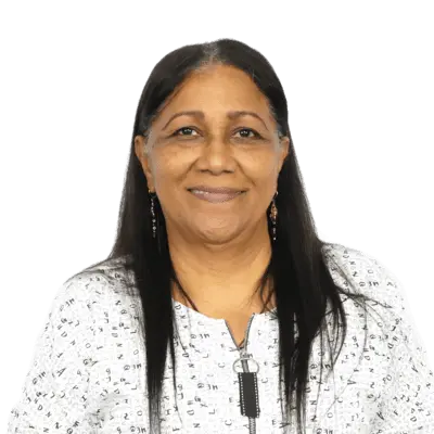 Dominga Pinedo Vanegas
dpinedo@staging6.uniguajira.edu.co 
Profesional Grado 13, Mujer de cabello largo y liso, viste una blusa blanca con estampado de letras negras y un cierre en la parte frontal. Sonríe levemente mientras mira a la cámara sobre un fondo blanco.