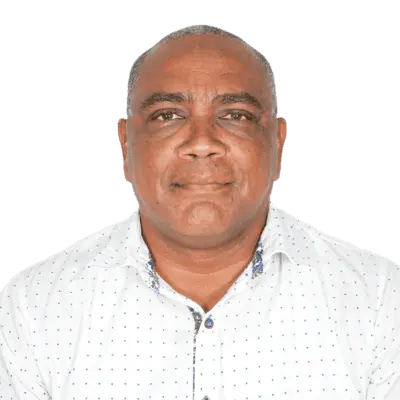 Justo Castañeda P.
jcastanedap@staging6.uniguajira.edu.co
Mensajero externo, Hombre de cabello corto y canoso, viste una camisa blanca con pequeños puntos oscuros y mira de frente a la cámara sobre un fondo blanco.