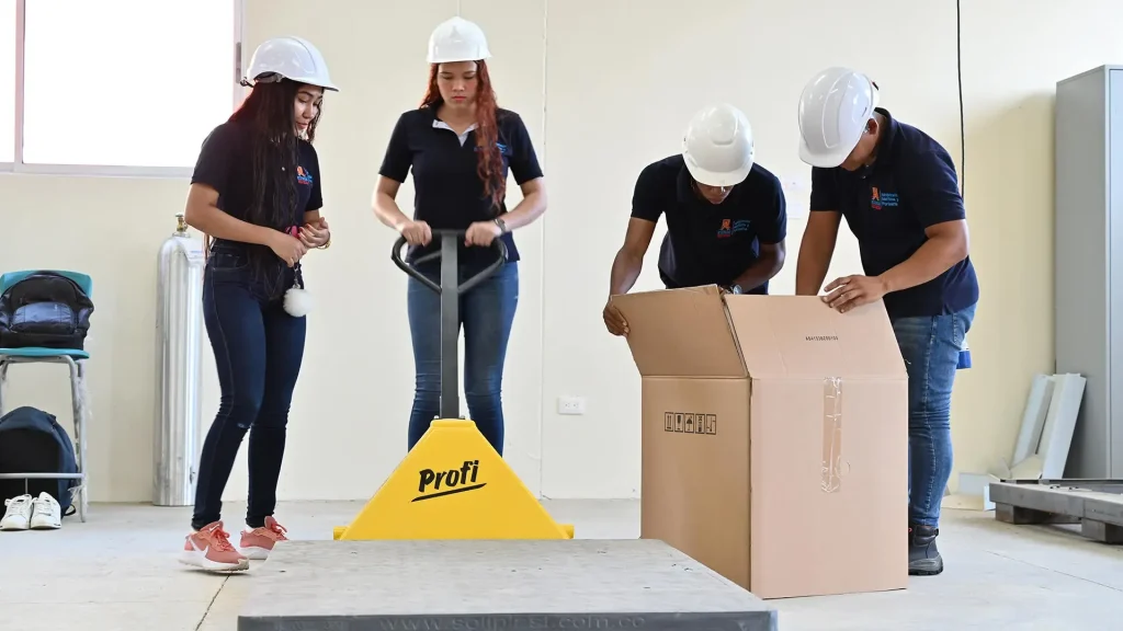 Estudiantes del programa Administración Marítima y Portuario realizando prácticas en el aula formativa en logística portuaria