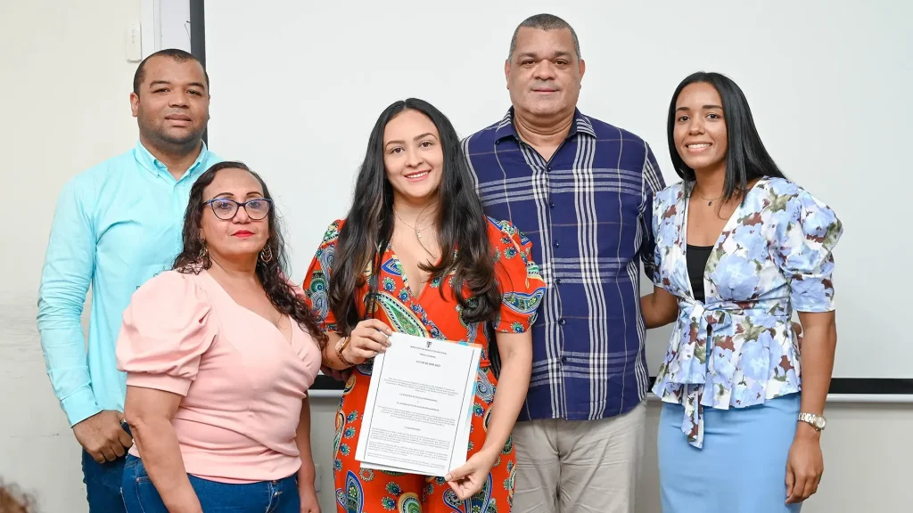Entrega de resolución de Acreditación en Alta Calidad del programa Administración de Empresas a la decana Dalma Medina