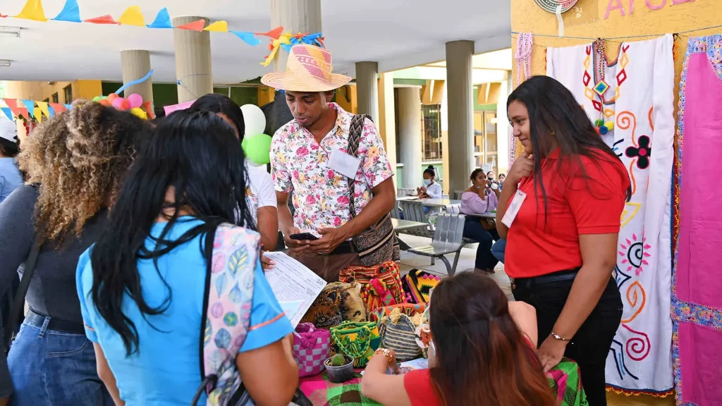 Los profesionales de La Guajira, entre ellos la directora del programa de Administración Marítima y Portuaria de la Universidad, tendrán la oportunidad de capacitarse como oficiales de Reserva Naval de la Armada de Colombia a través del Curso de Orientación a la Vida Militar No. 4. Este programa, el cual es el primero de su tipo en el departamento, se llevará a cabo en la Universidad de La Guajira, con visitas académicas a Barranquilla y Cartagena.