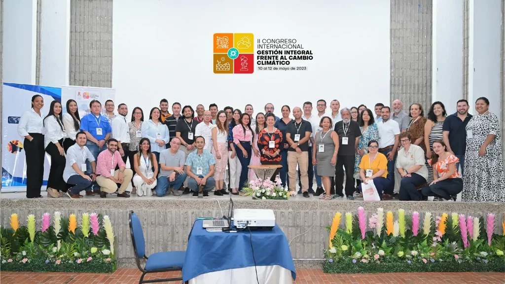 Un grupo grande de personas mayores arriba de una tarima.