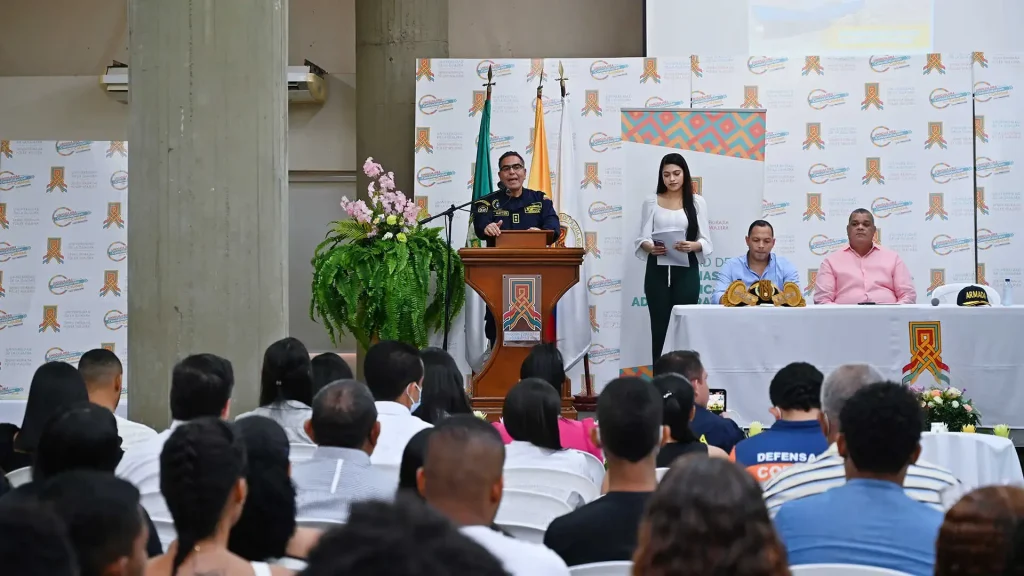 Rector de Uniguajira, miembros de la Armada Nacional de Colombia y estudiantes de la Facultad de Ciencias Económicas y Administrativas que asistieron al conversatorio Colombia Marítima y Fluvial