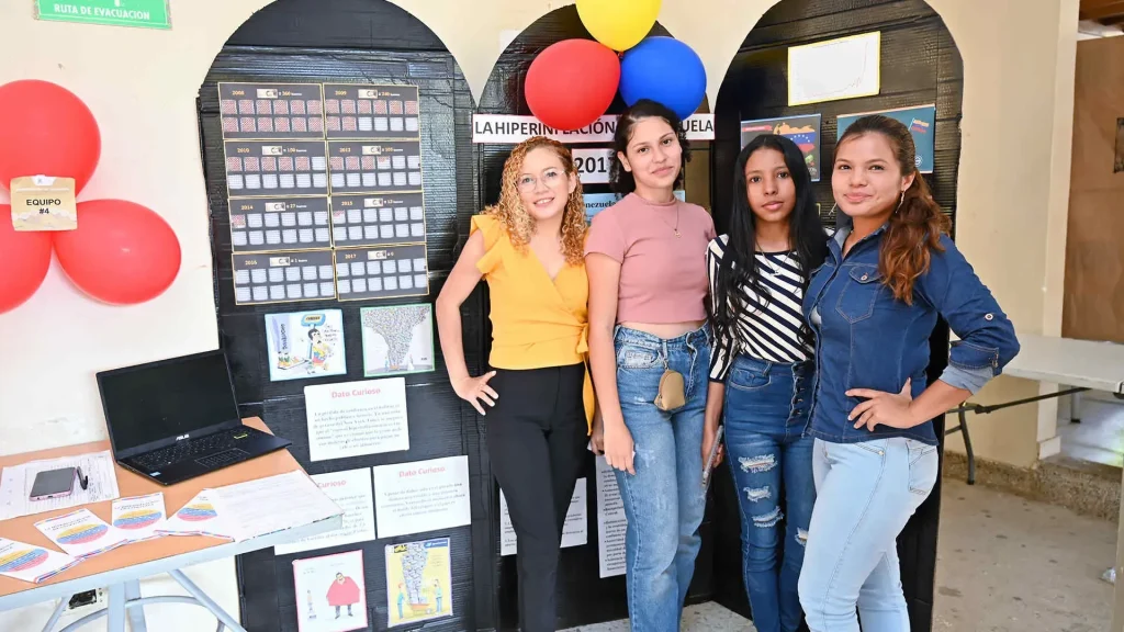 La Universidad de La Guajira, en colaboración con Procolombia, la Cámara de Comercio de La Guajira, Artesanías de Colombia y Bancóldex, organizaron el primer Foro La Guajira Exporta enfocado en el sector artesanal. Además, estudiantes de Negocios Internacionales de Uniguajira presentaron los desafíos y oportunidades del gremio, resaltando amenazas como la competencia desleal, la informalidad laboral, la falta de educación, suministros limitados y la falta de infraestructura vial.