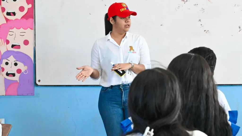 Mujer joven dirigiéndose a un grupo de estudiantes