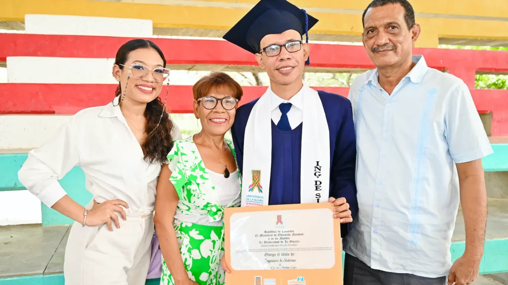 Un estudiante con discapacidad acompañado de tres personas en su graduación