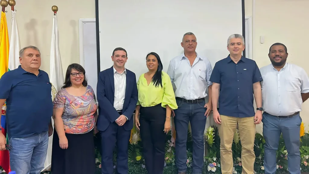 Un grupo de funcionarios y docentes de la universidad