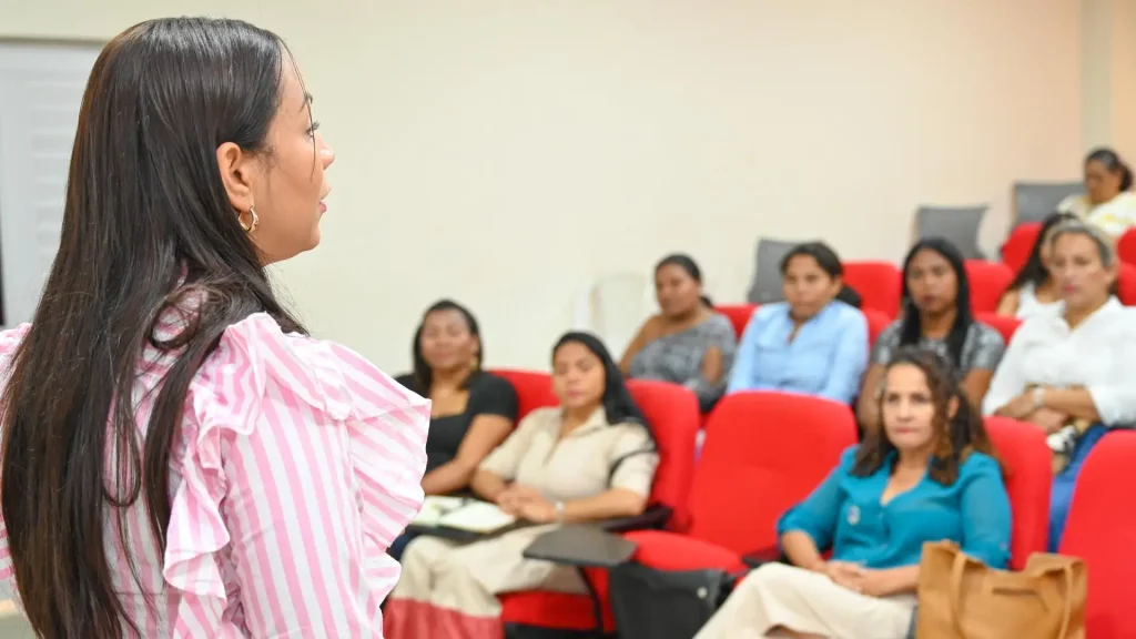 Mujer de pie dirigiéndose a estudiantes