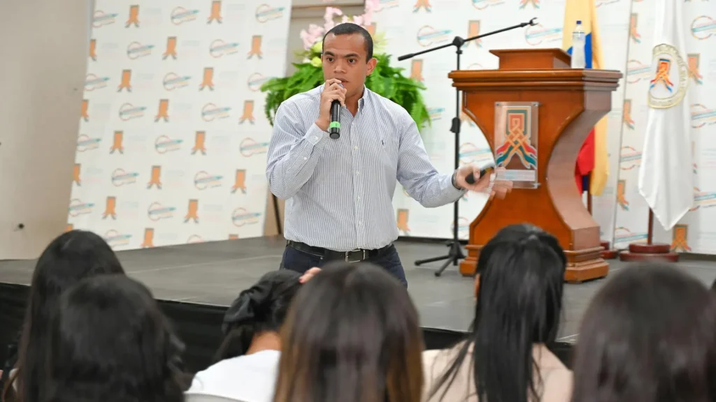 Hombre joven exponiendo ante un auditorio