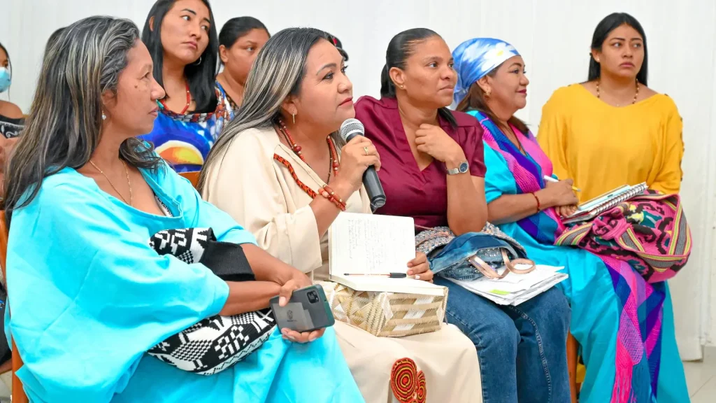 Mujeres artesanas participantes de un evento académico