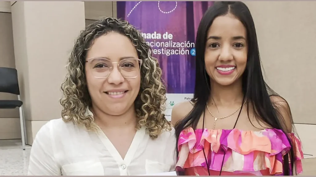 La docente del programa de Licenciatura en Música, Irene Verbel Sierra y la directora de la Oficina de Relaciones Internacionales, Olisney De Luque Montaño, ambas de Uniguajira




