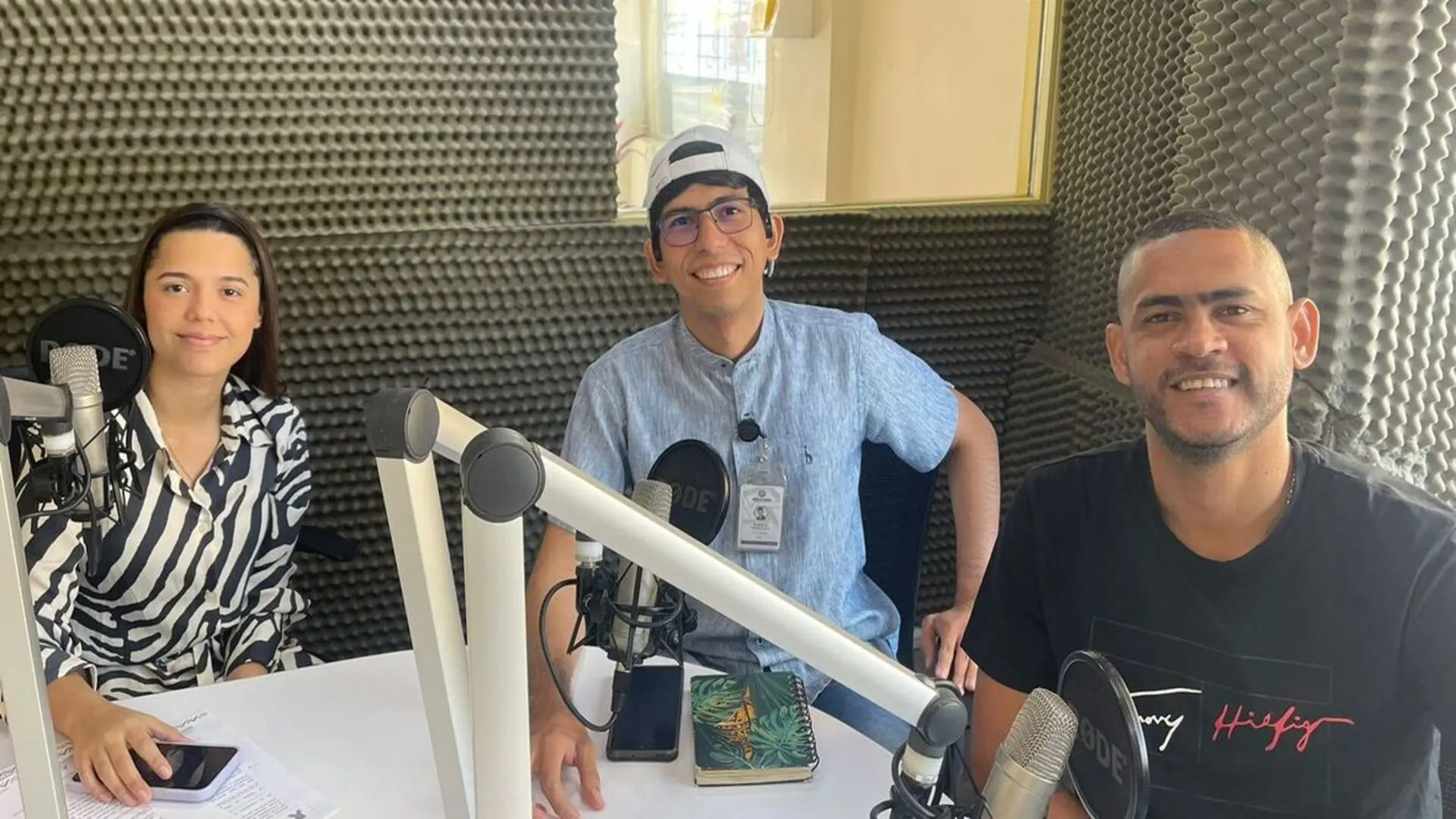 Una mujer y dos hombres en un estudio de la emisora