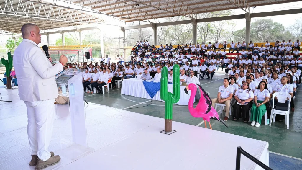 ⁠hombre adulto realizando una intervención ante un publico