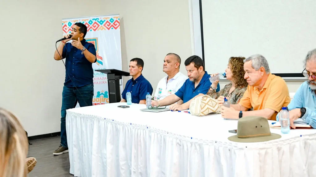 Un hombre de pie hablando ante un grupo de personas