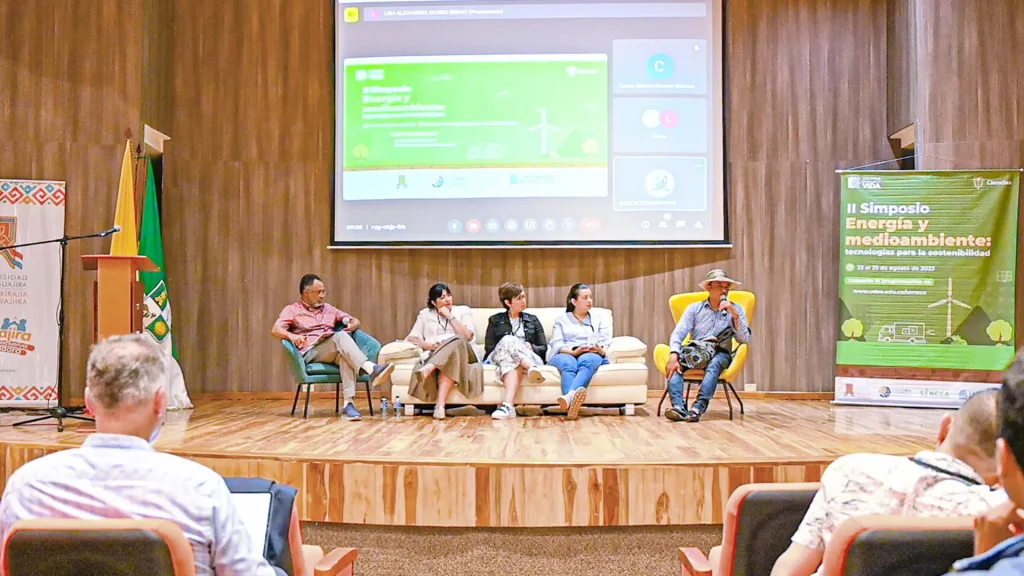 Dos hombres y tres mujeres en un debate sobre energías