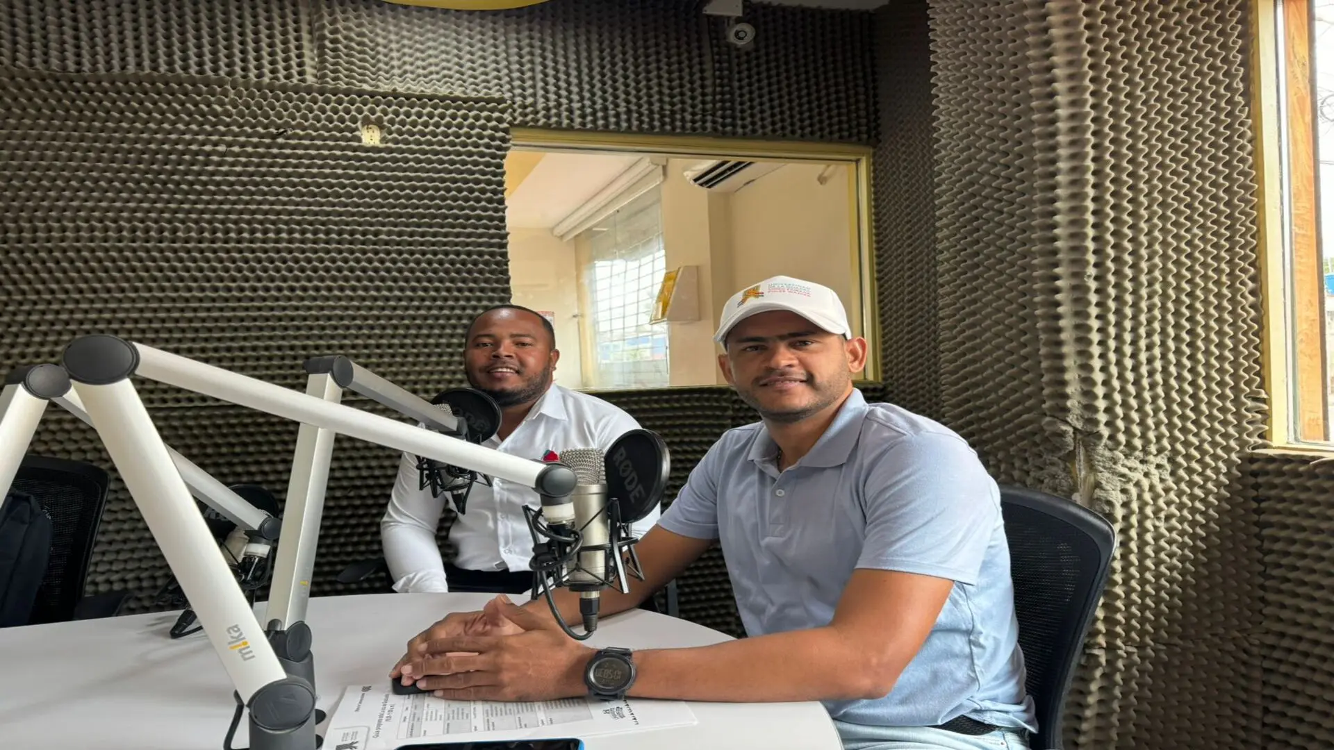 Dos hombres en un estudio de la emisora