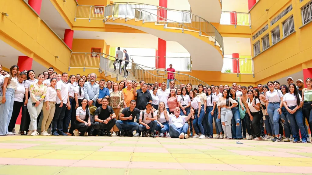 Un grupo de personas posando para una foto
