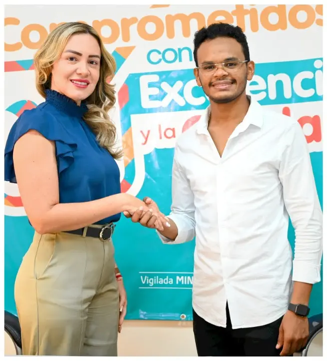 Mujer y hombre dándose la mano y posando para una foto.