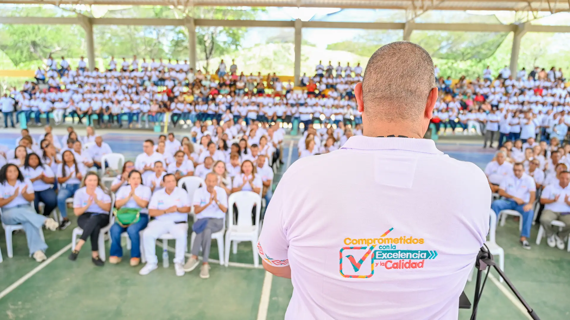 Comunidad Uniguajira portando las camisetas con la consigna Comprometidos con la Excelencia y la Calidad