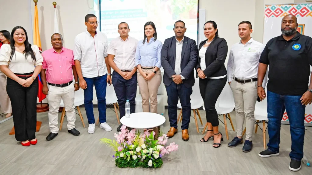 Grupo de hombres y mujeres de pie en el campus universitario