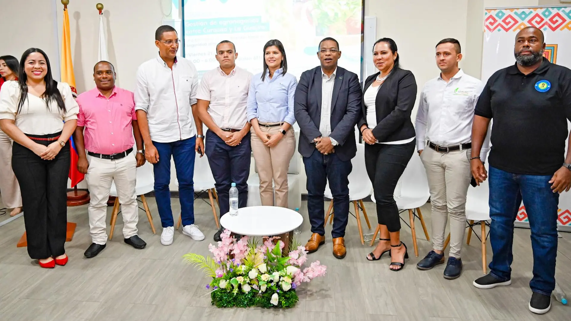 Grupo de hombres y mujeres de pie en el campus universitario