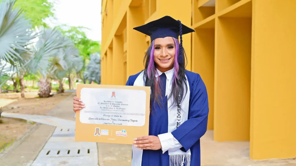 Una estudiante con su diploma en la mano