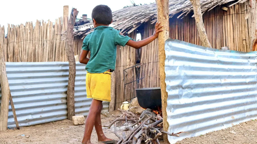 Niño de espaldas en una zona rural. 