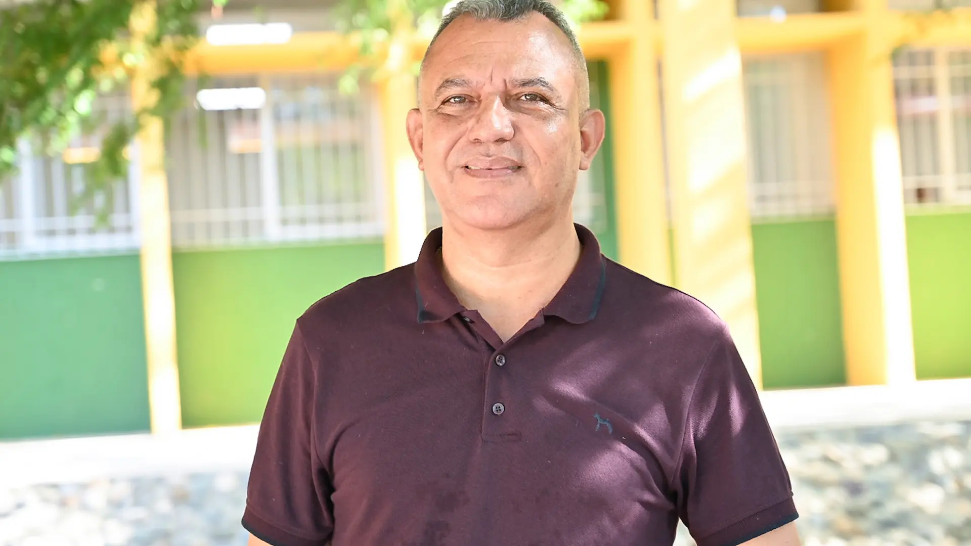 Un hombre adulto de pie