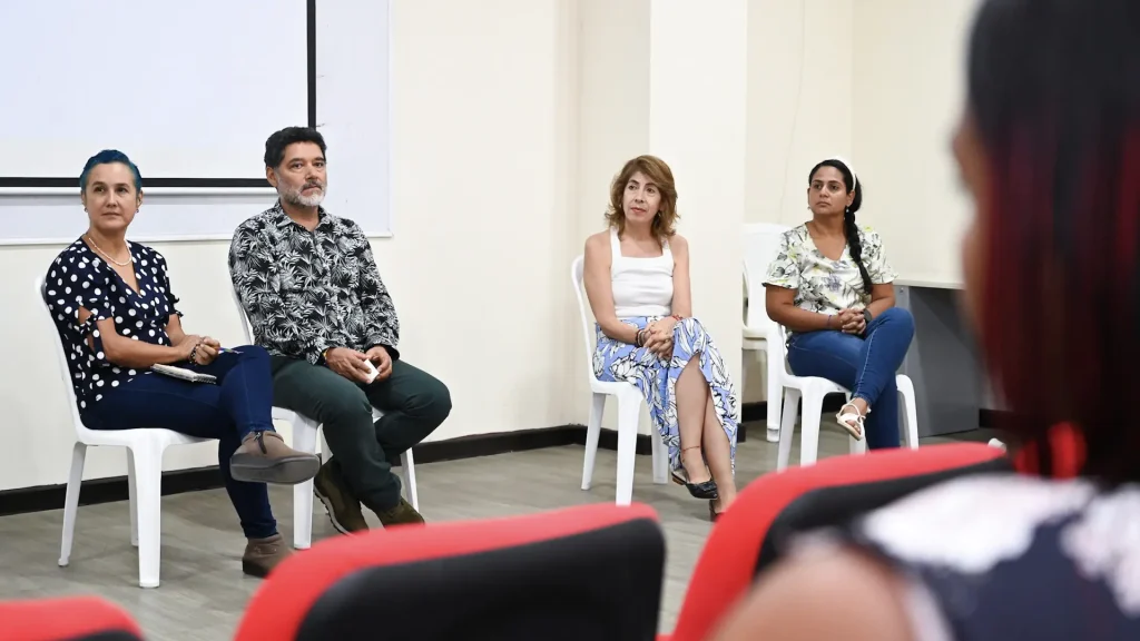 Tres mujeres y un hombre sentados participando en un debate