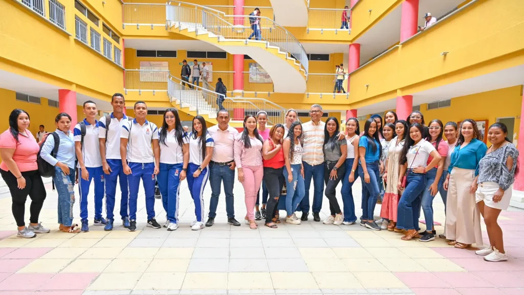 Estudiantes y docentes en el campus universitario