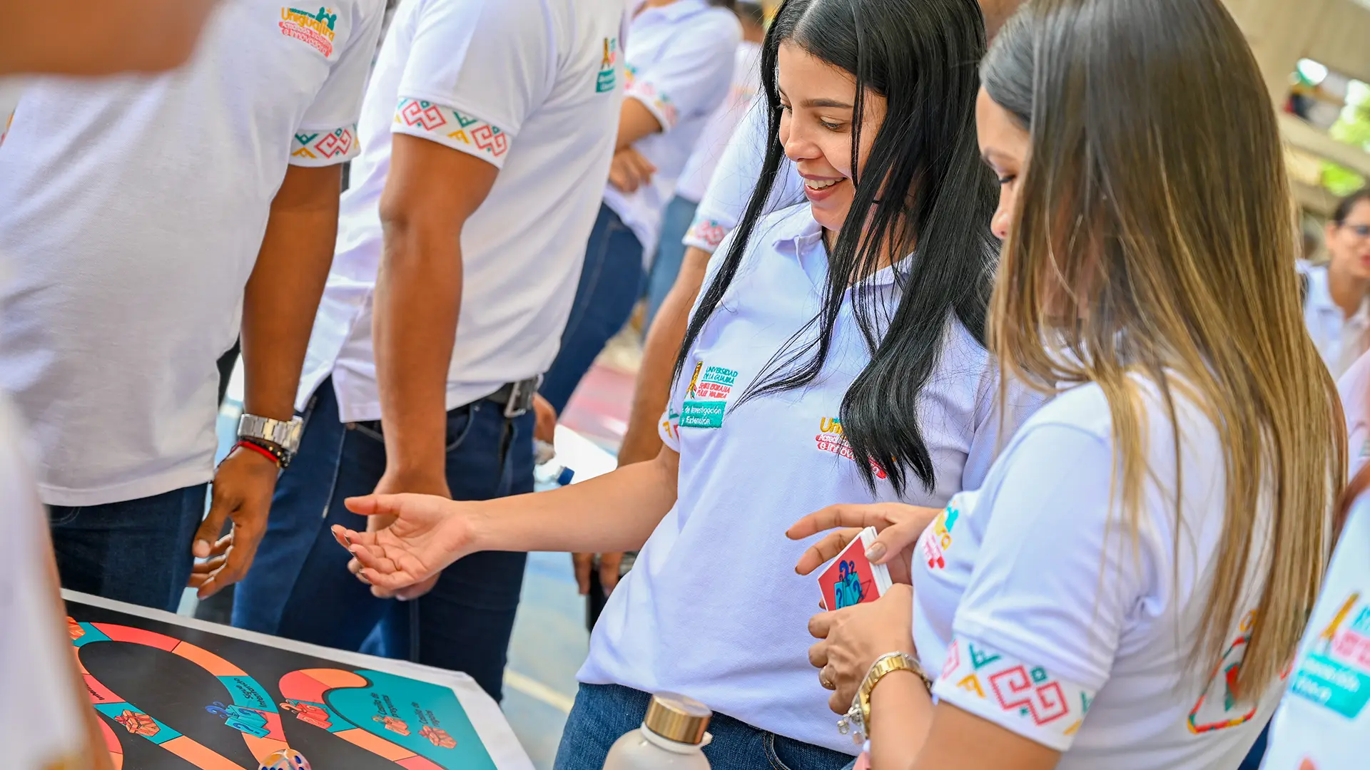 Funcionarios participando en el juego de la calidad, antes de la socialización del Informe de Autoevaluación