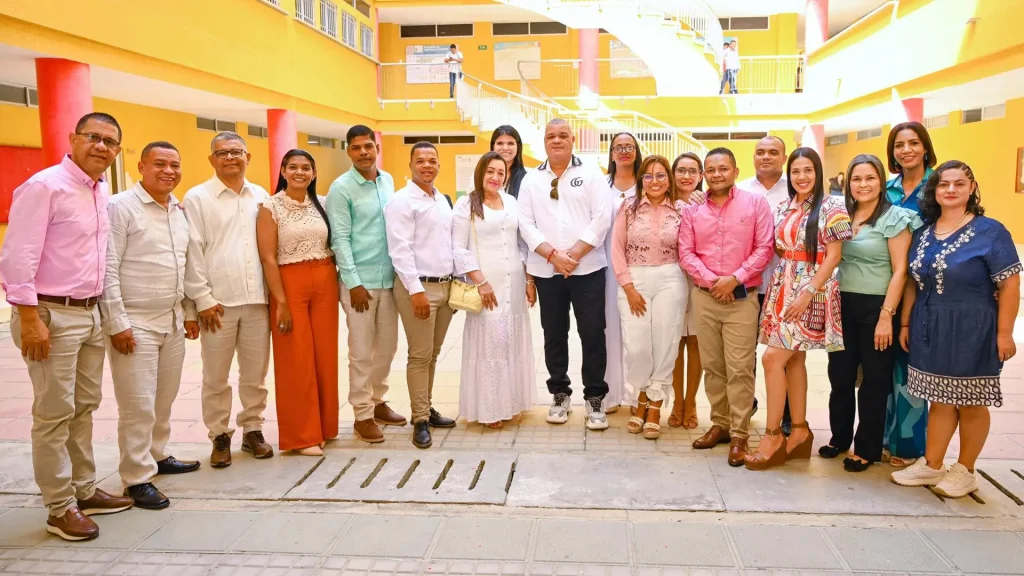 Un grupo conformado por 18 personas, entre ellos 10 mujeres y 8 hombres que están posando en un lugar al aire libre de manera sonriente para la foto.