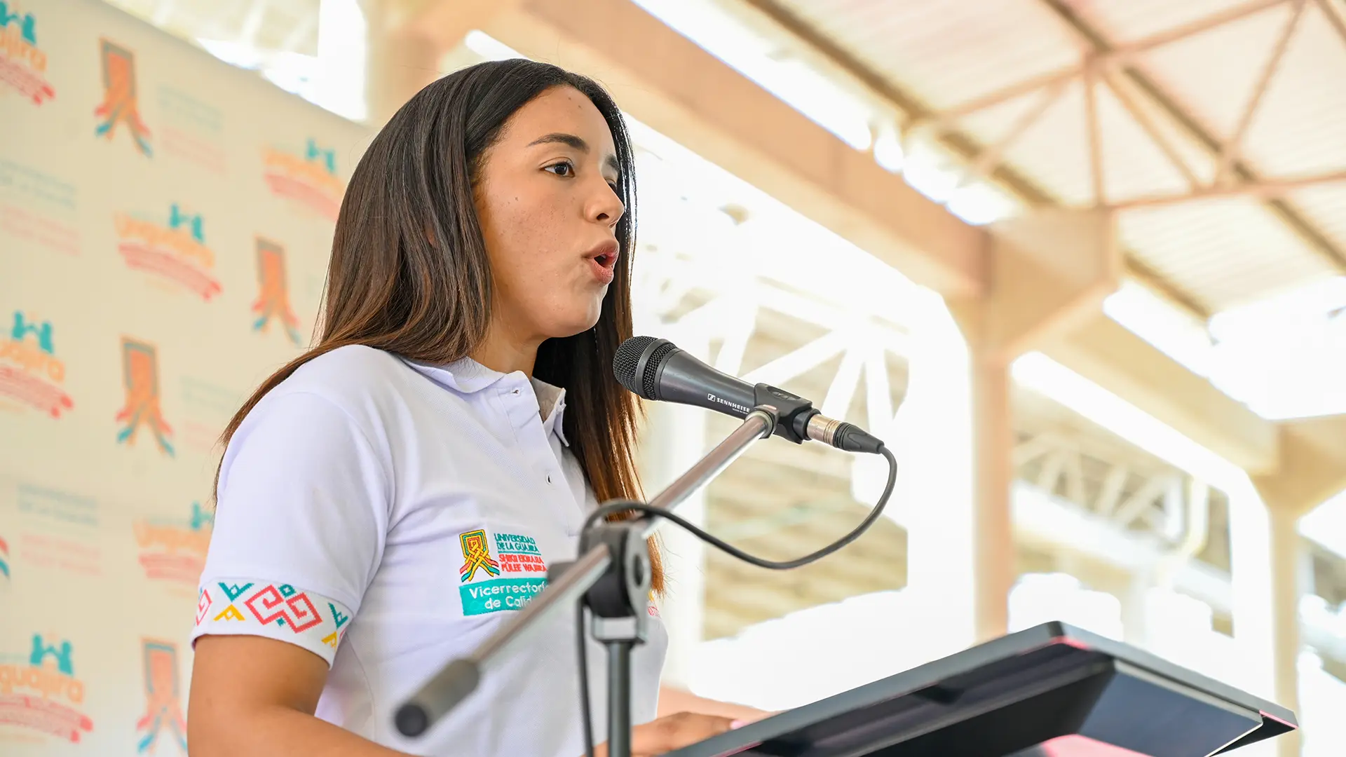 La vicerrectora de calidad, Yuleimis Amaya Mendoza, socializando el Informe de Autoevaluación