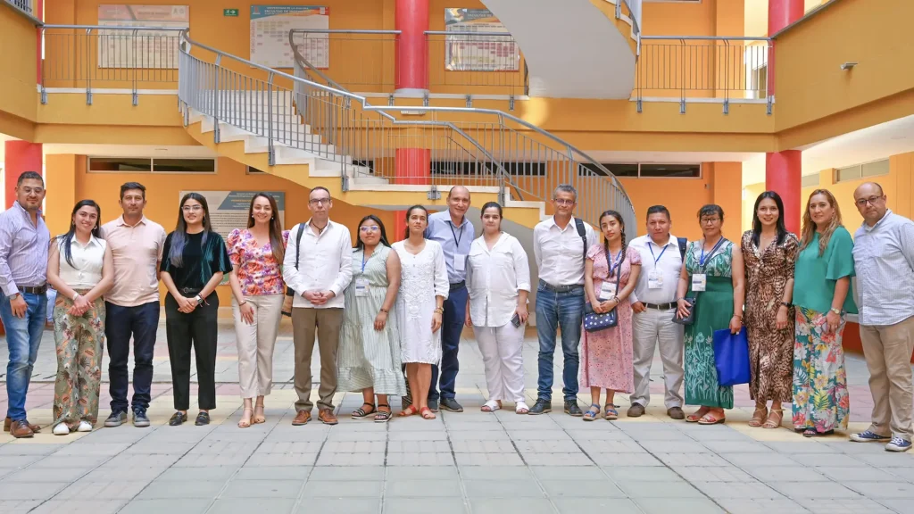 Grupo de personas dentro de las instalaciones de Uniguajira