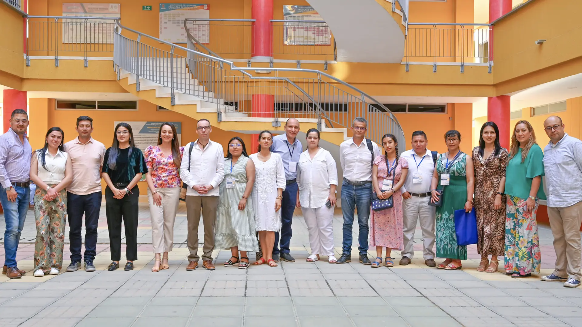 Grupo de personas dentro de las instalaciones de Uniguajira