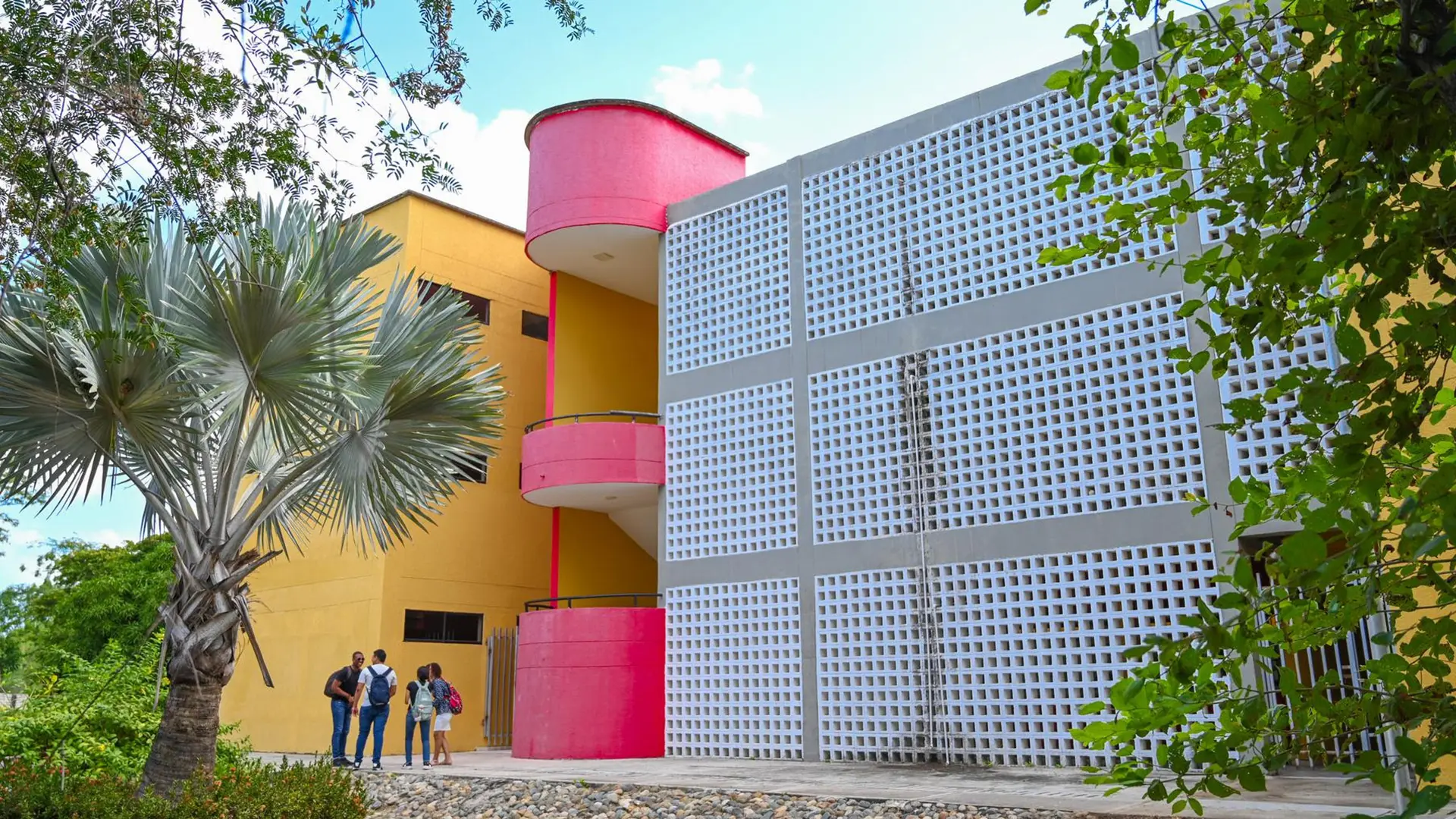 Estudiantes en uno de los bloques de Uniguajira, Sede Riohacha