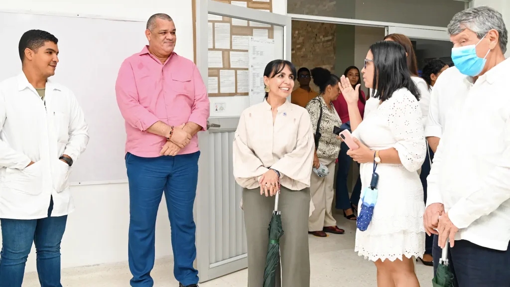 Grupo de personas hablando en un laboratorio.