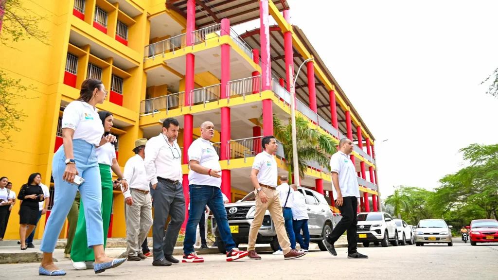 Un grupo de personas caminando frente a un edificio