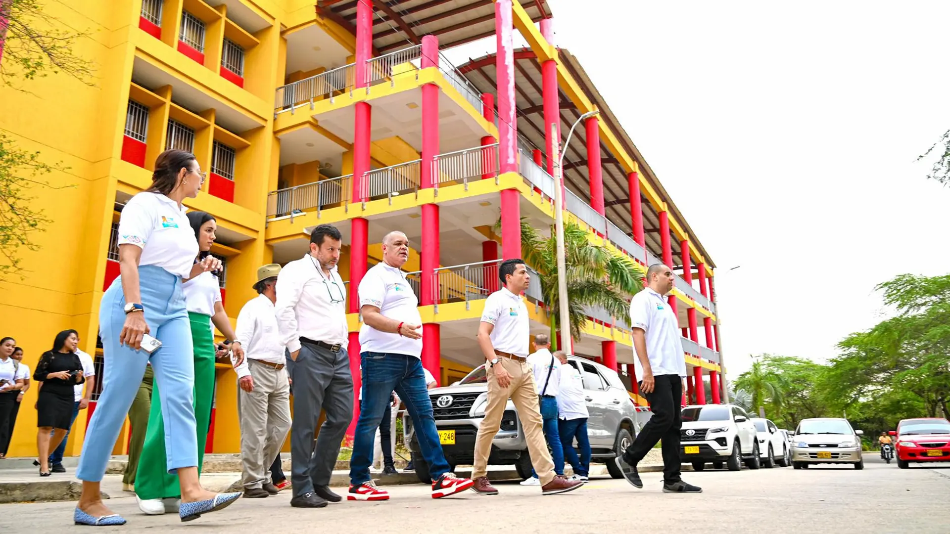 Un grupo de personas caminando frente a un edificio