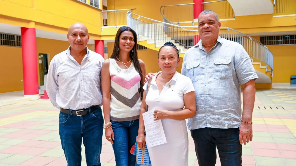 Un grupo de personas posando para una foto