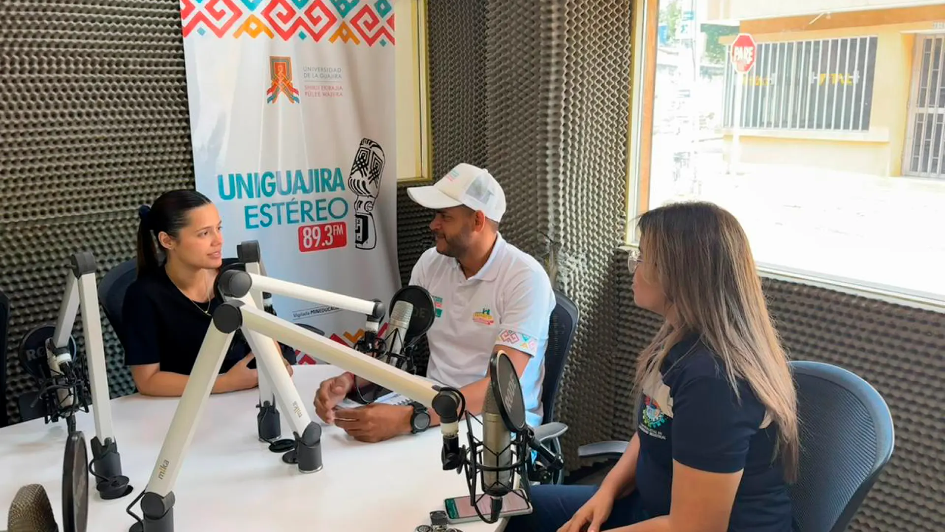 Dos mujeres y un hombre en la emisora de Uniguajira