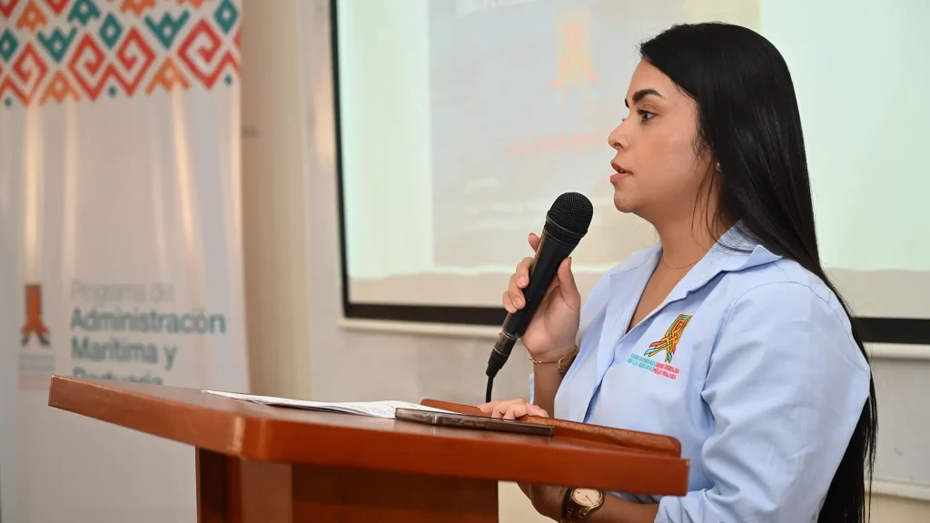Mujer joven hablando en público