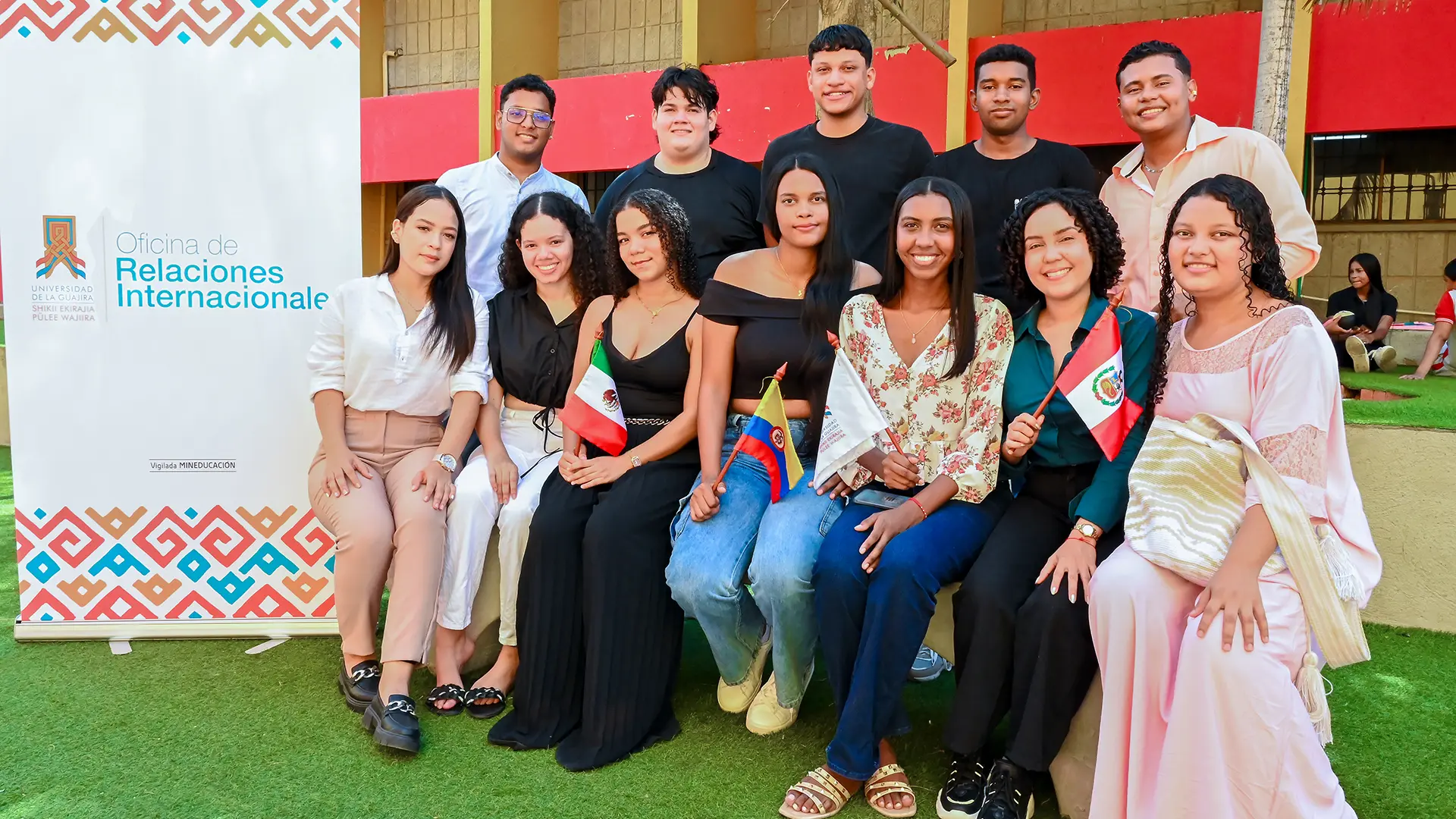 Grupos de jóvenes con banderas posan para una foto