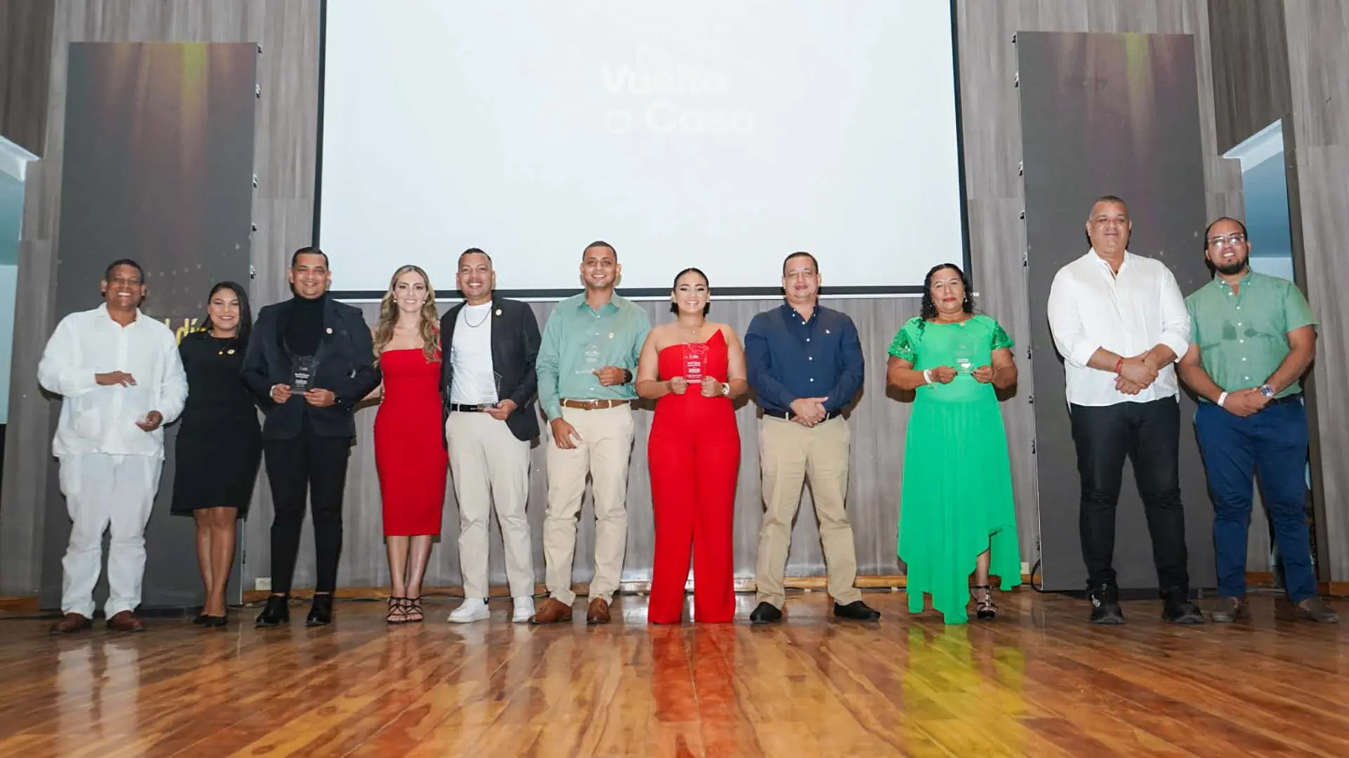 Uniguajira reconoce las trayectorias destacadas de sus graduados en el encuentro De Vuelta a Casa