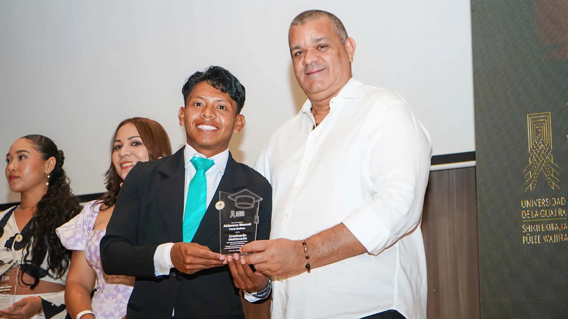 Alderson Manuel Feria Suárez del programa de Licenciatura en Educación Física, Recreación y Deporte siendo reconocido por su desempeño sobresaliente en su ejercicio laboral como profesional