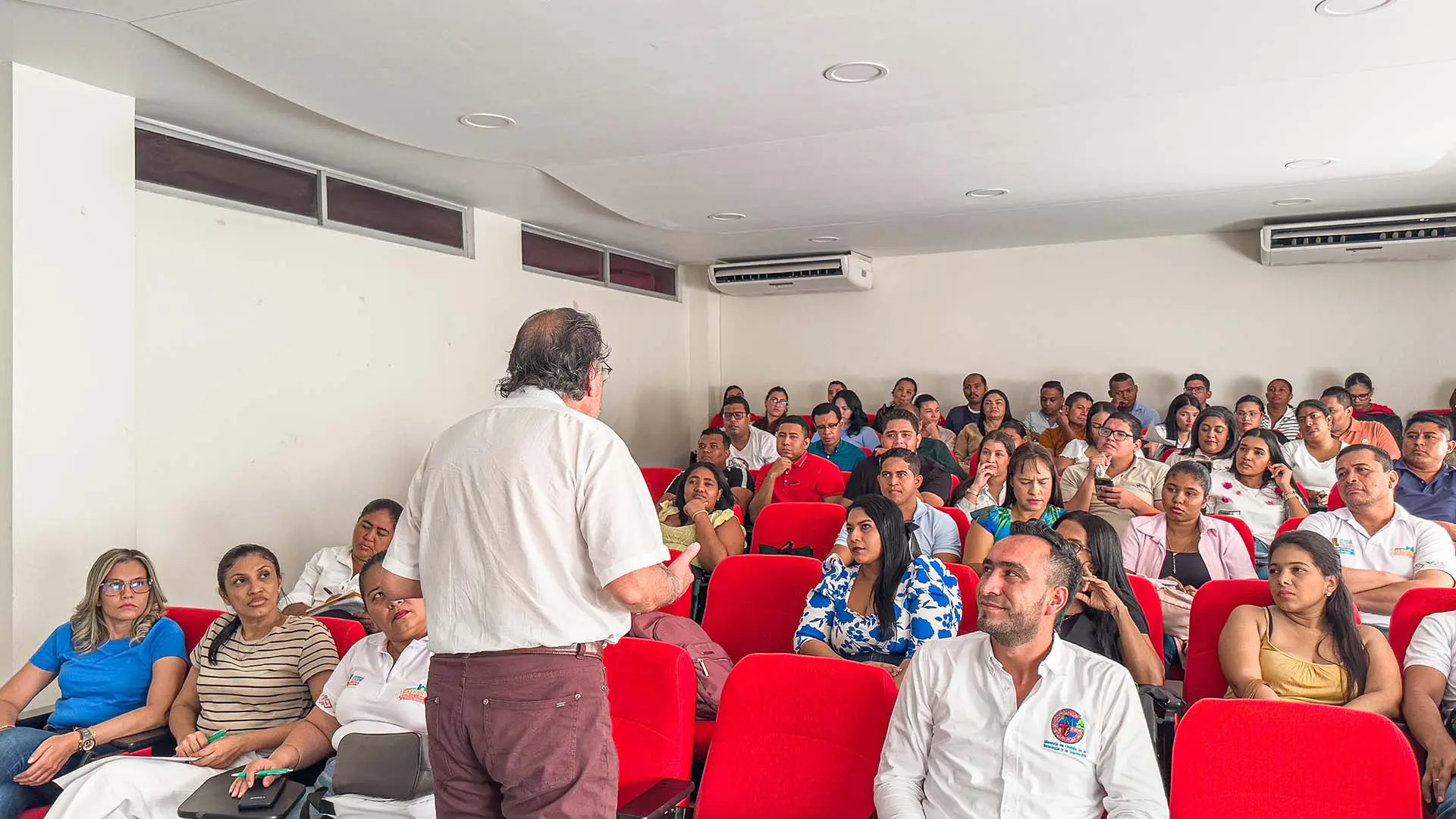 Carlos Cantero Ojeda y estudiantes de posgrados de la universidad de la guajira (conferencias 27)