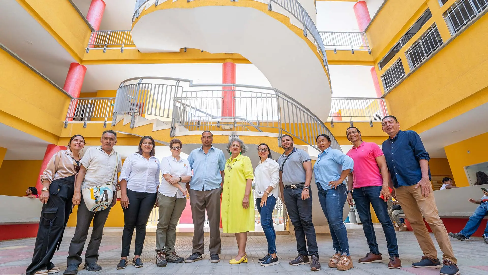 Grupo de 5 mujeres y 6 hombres posando para la foto en el bloque 8 de Uniguajira