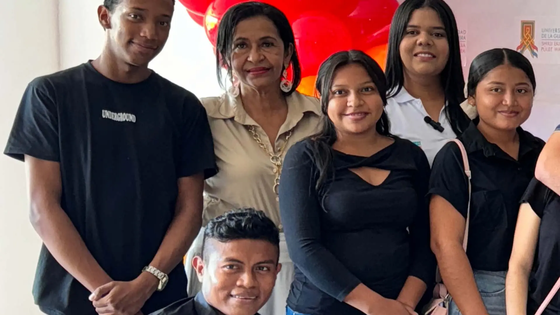 Directora de Regionalización de Uniguajira junto a estudiantes beneficiados