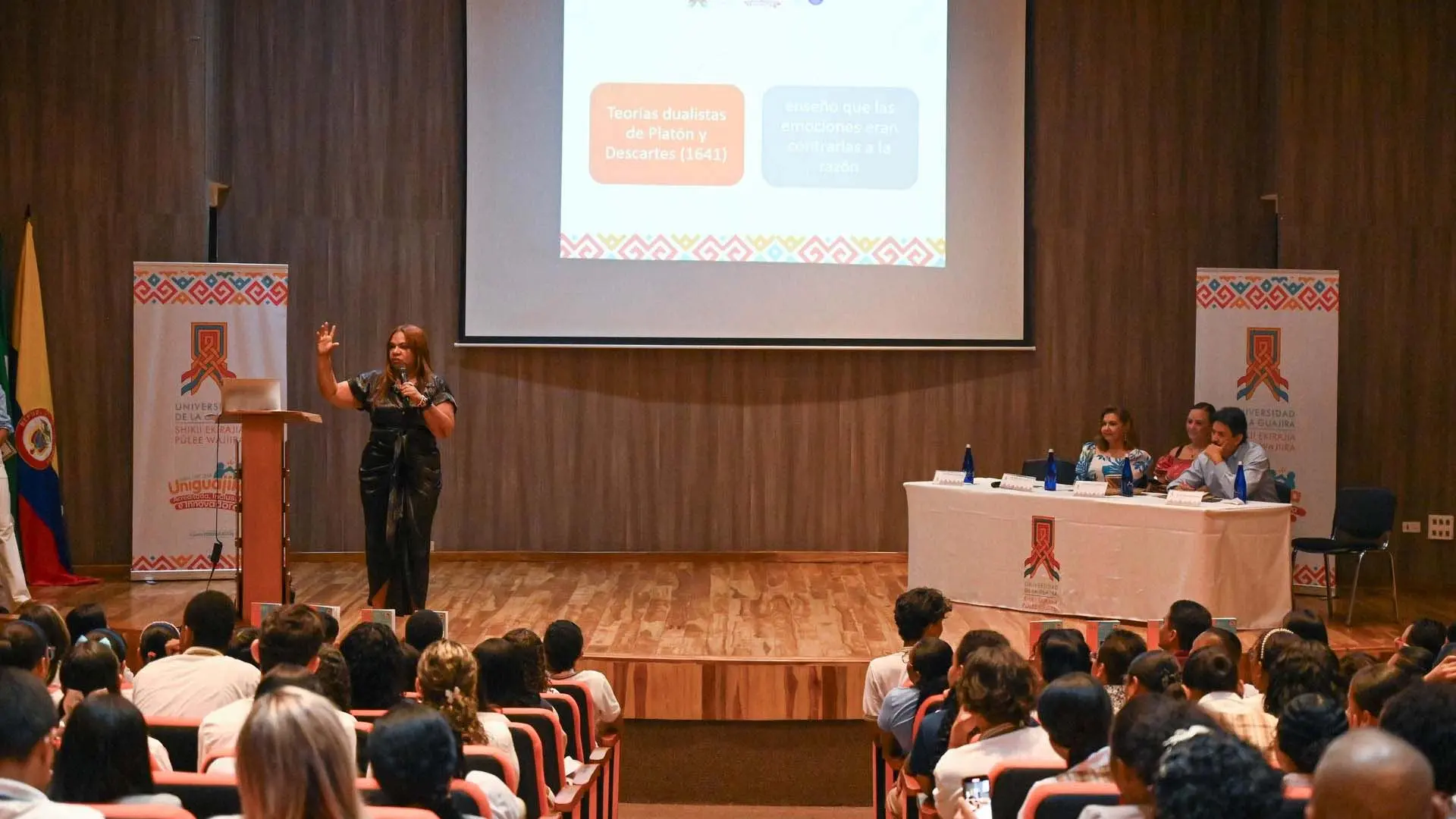 Con el III Panel sobre Salud Mental, Conversares alternativos: vivir de corazón, culminó el proyecto Promoción e Intervención Psicoeducativa Digital con Enfoque Intercultural financiado por el Ministerio de Ciencia, Tecnología e Innovación, y desarrollado entre la Universidad de La Guajira y las universidades del Magdalena y Los Andes.
El evento, realizado en el auditorio de la biblioteca Héctor Salah Zuleta, contó con la participación de académicos, directivos, profesores, estudiantes, panelistas como Mayelis Pinzón Escudero, Rebeca Curiel Gómez, la consultora internacional; doctora en Psicología Clínica y de Salud, María Clara Cuevas Jaramillo, y el senador, Carlos Julio González Villa.
La intención del espacio fue suscitar un diálogo interdisciplinario entre académicos, profesionales y jóvenes de la región para explorar el impacto de los medios digitales en la salud mental desde una perspectiva intercultural y desarrollar nuevas estrategias colaborativas que permitan un uso saludable, cultural e inclusivo de la tecnología.
Carlos Julio González Villa, senador de la República, quien es coordinador de la Comisión Accidental de Salud Mental y ponente del Proyecto de Ley Competencias Socioemocionales en Colombia, aseguró en su ponencia que “Nosotros venimos trabajando en introducir e incorporar en el país en todos los niveles, la educación emocional a través de las competencias socioemocionales y afectivas. Es una apuesta que hacemos ante los graves indicadores de salud mental en la infancia y juventud colombiana donde consideramos que los hallazgos de los últimos 30 años permiten entender y comprender la columna vertebral que es la formación emocional, en la construcción del proyecto de vida.