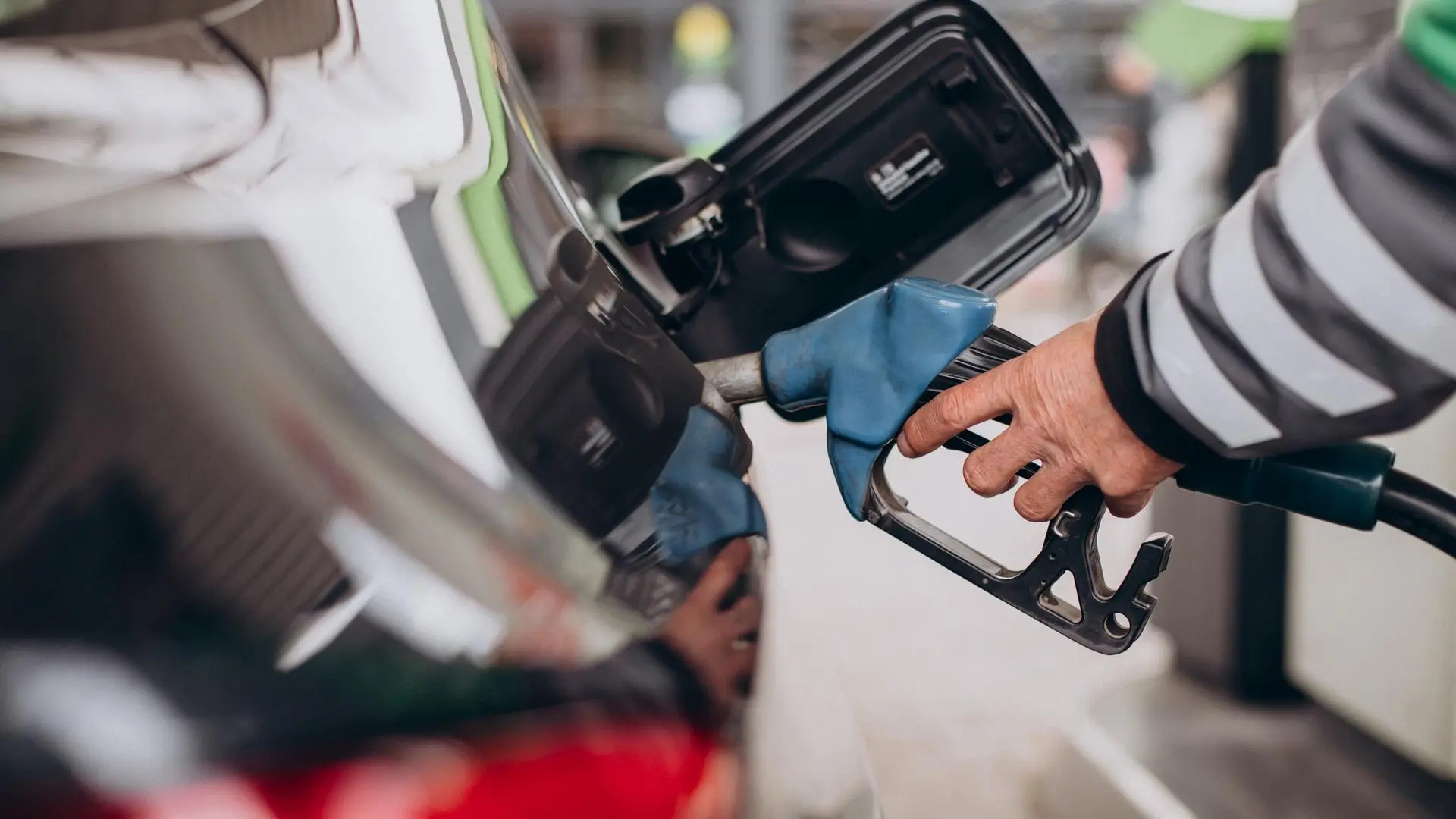 automovil llenando gasolina en estacion de gasolina